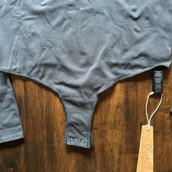 SKIMS Essential Long Sleeve Thong Bodysuit NWT - Picture 4 of 6